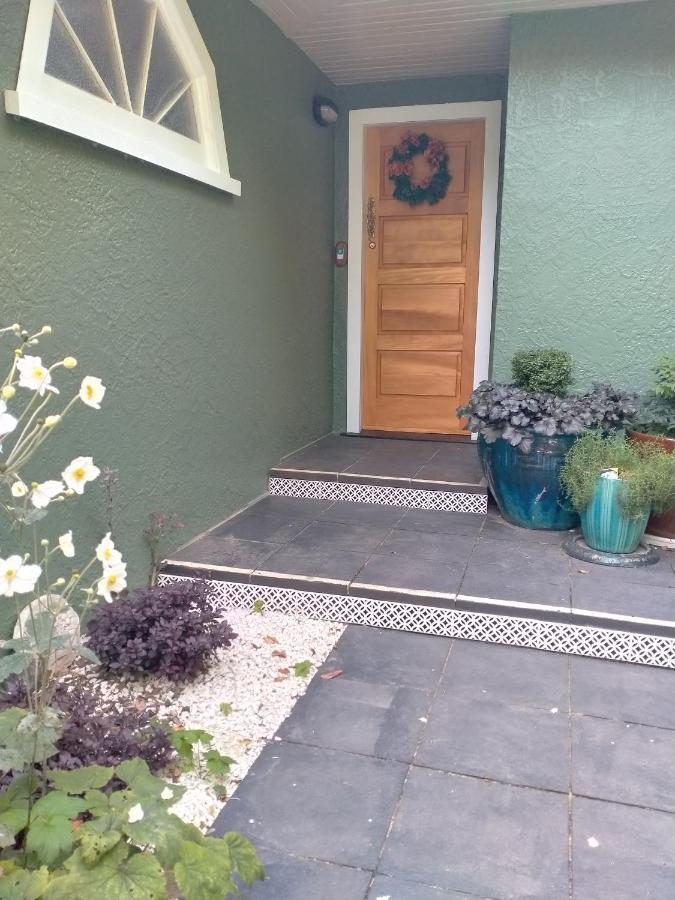 Amberly House Rotorua Bed & Breakfast ภายนอก รูปภาพ